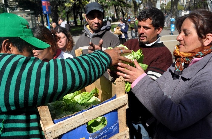 Frutihortícolas montan una feria frente al municipio para mostrar la diferencia de precios