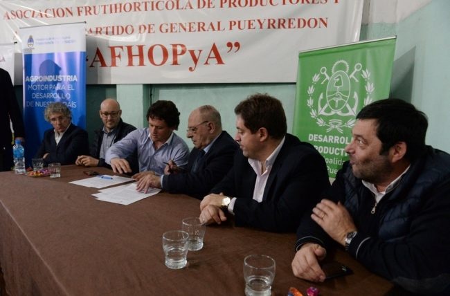 Arroyo firmó convenio que otorgará 8 millones de pesos para asistir a productores frutihortícolas