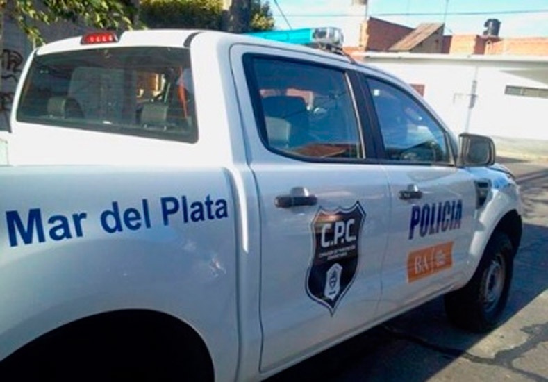 Bajó de la moto e intentó asaltar a una mujer: lo redujeron los vecinos