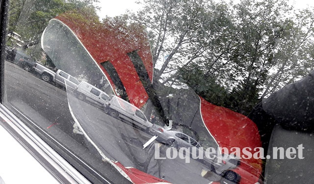 Alto funcionario municipal utiliza automóvil oficial para uso particular