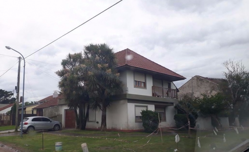 Dijeron que eran policías, entraron a una casa y balearon a un hombre