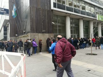 Tras la apertura alcista, el dólar retrocedió y opera en torno a los $61 en casas de cambio