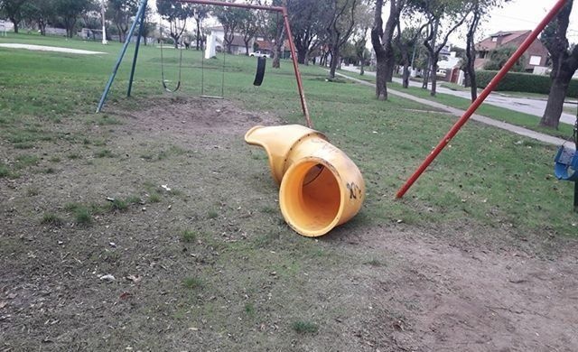 Más de un mes sin diversión: desarmaron los juegos de una plaza del barrio Las Avenidas y nunca más los repararon