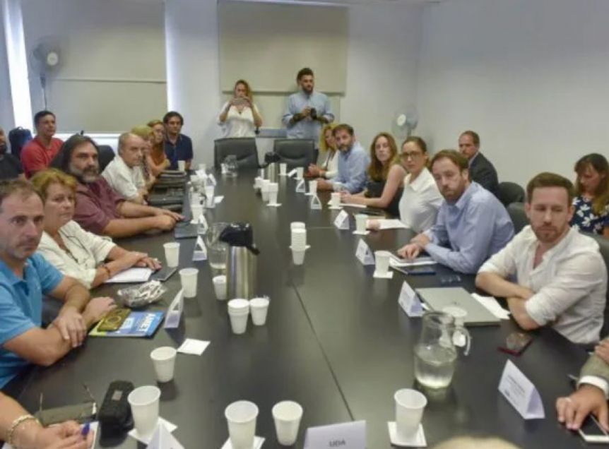 Paritarias: sigue la ronda y tras el acuerdo con estatales, gremios piden