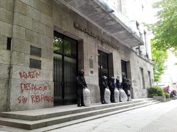 Guernica: toma de la sede del Instituto de la Vivienda y corte frente a la Municipalidad