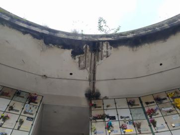 Lamentable estado edilicio del Cementerio Parque