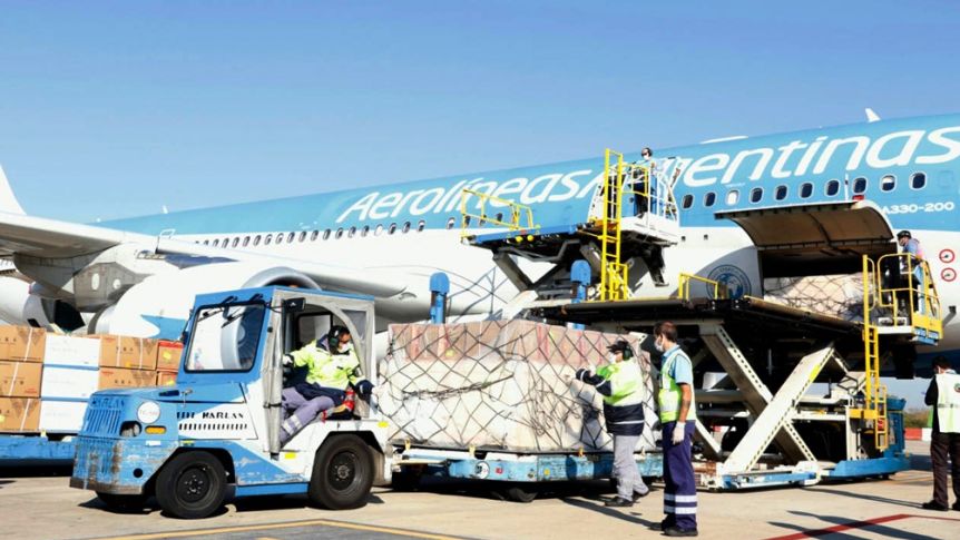 Desde China, llega a Ezeiza la vacuna Sinopharm
