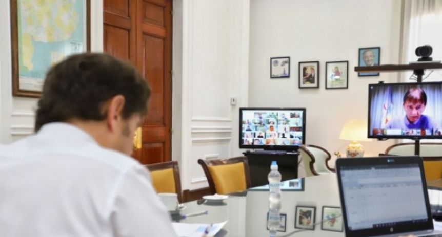 Kicillof, su gabinete y los 135 intendentes, mano a mano: preocupación por las camas