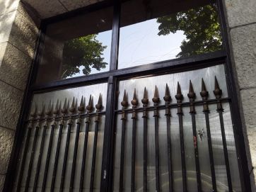 Rompió un vidrio de la Municipalidad a piedrazos, intentó fugarse pero fue atrapado