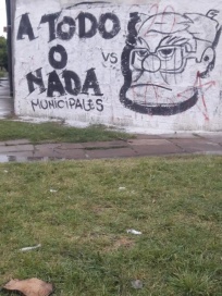 Pintadas contra Arroyo inundaron la ciudad en la primera jornada con la vuelta de las medidas de fuerza