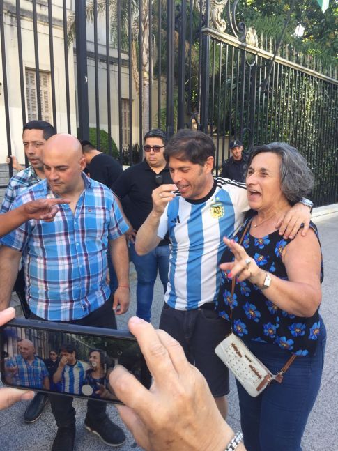 Fiebre mundialista: Kicillof suspendió su agenda y se subio a la Scaloneta