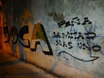 Volvió el fútbol y aparecieron pintadas en 