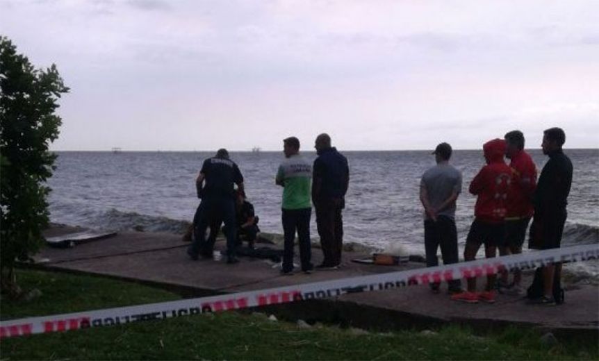 Un vecino encontró un cadáver con las manos atadas flotando en el río de Quilmes