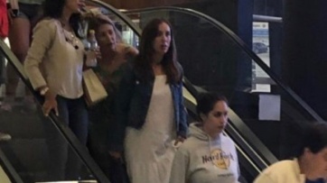 Desapercibida entre la multitud, la gobernadora busca mostrarse como una turista más