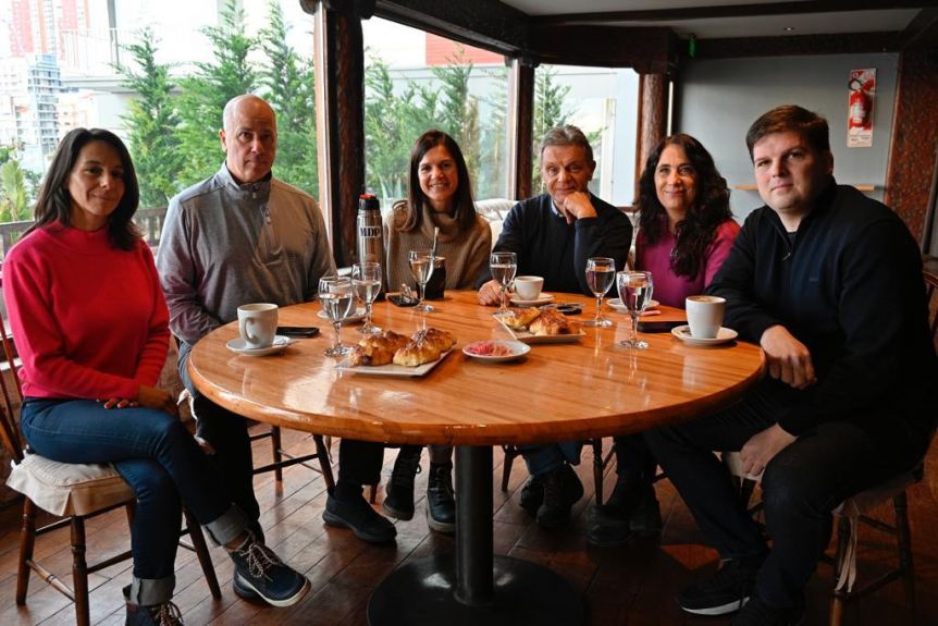 Entre medialunas y cortados, en Encuentro Marplatense comenzaron la jornada electoral