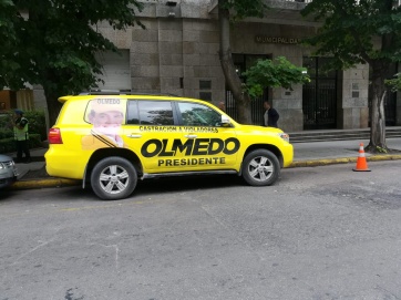 El “Olmedomóvil” otra vez frente a la Municipalidad, en infracción pero con impunidad