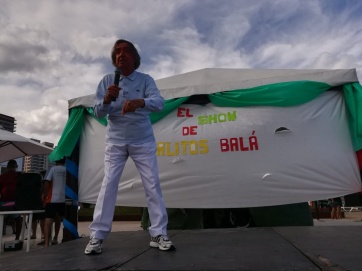 Carlitos Balá hizo delirar a su público, que lo homenajeó a sus 93 años