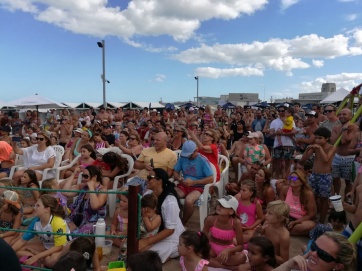 Carlitos Balá hizo delirar a su público, que lo homenajeó a sus 93 años