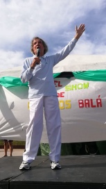 Carlitos Balá hizo delirar a su público, que lo homenajeó a sus 93 años