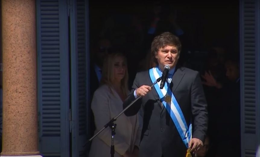 Milei habló desde el balcón de Casa Rosada y advirtió que se viene “un período de dureza”