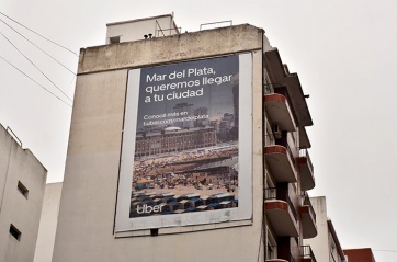 Prohíben que Uber publicite en la ciudad y se recalienta la guerra de intereses