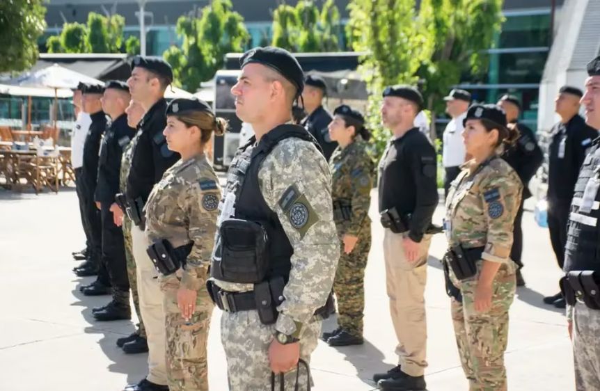El nuevo cambio en la vestimenta de la PSA prohíbe el uso de los uniformes no binarios