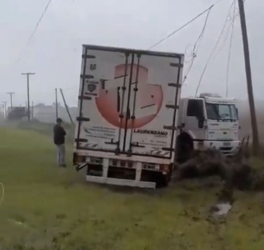 Temporal en Buenos Aires: un camión volcó y otro se despistó por fuertes vientos en Ruta 2