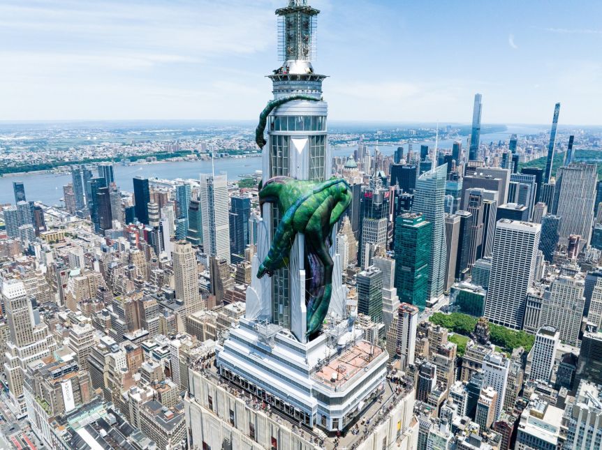 Colgaron un dragón en la cima del Empire State para celebrar la segunda temporada de la serie