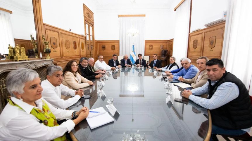 Con la reforma laboral bajo el brazo, el Gobierno recibe a la CGT