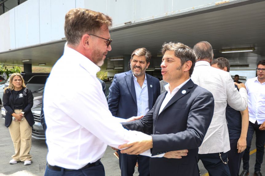 Con el presidente de la Conmebol, Kicillof tildó de “estúpidos” a Milei y Macri por las SAD
