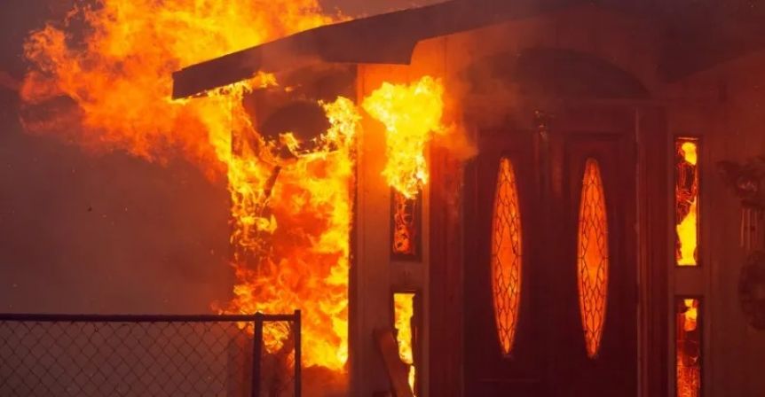 Se desató un incendio en Esteban Echeverría que destruyó un depósito de maderas