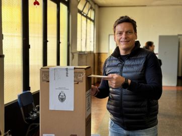 Los candidatos y dirigentes políticos pasan por las urnas