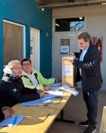Los candidatos y dirigentes políticos pasan por las urnas