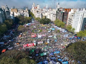 Una multitud se lanzó a las calles y le marcó un límite a Milei