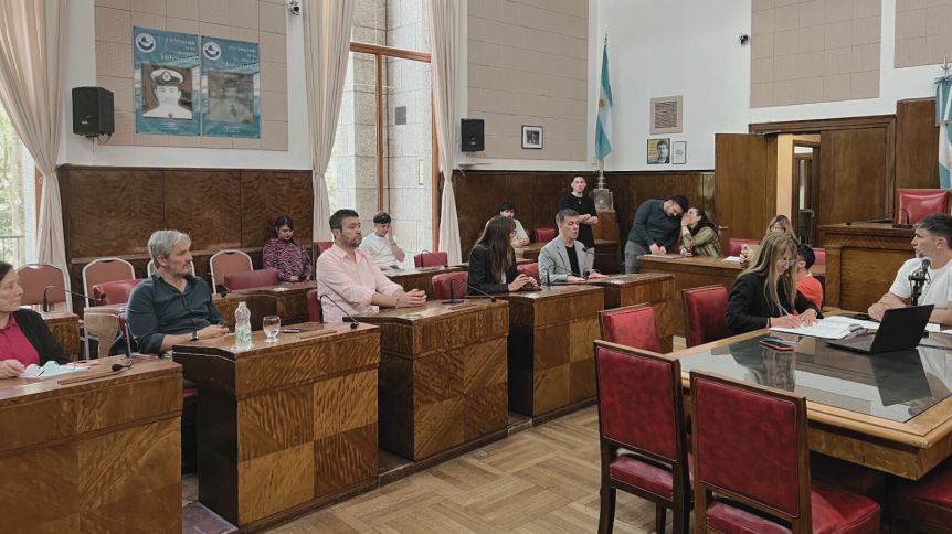 La polarización nacional agita al Concejo y la transición