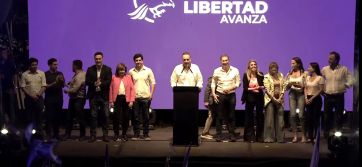 Milei cerró la campaña en Rosario pidiéndoles a los jóvenes que “sigan acompañando”
