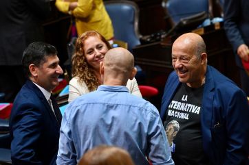 Previa de la Asamblea Legislativa: color en las calles y una remera llamativa de un exintendente