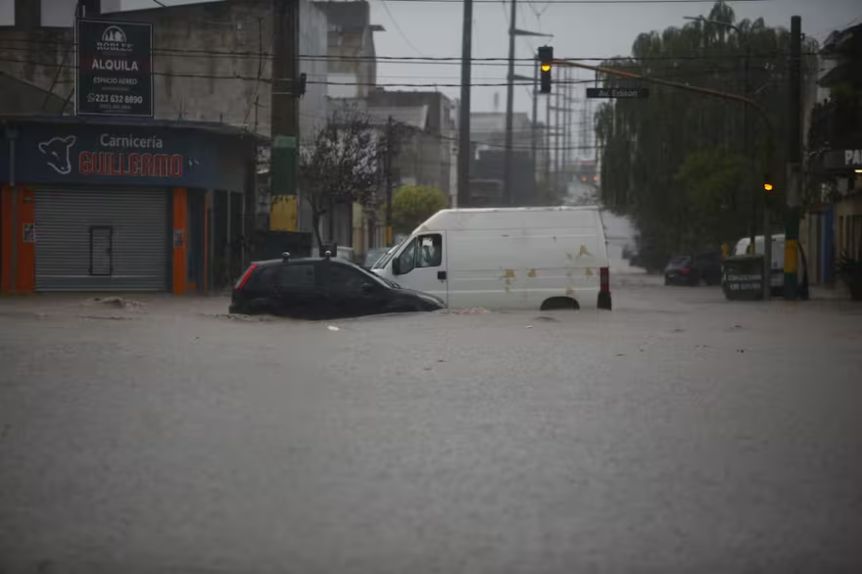 Diluvio exprés en Mar del Plata: el Puerto bajo agua y vuelven las críticas por los microbasurales