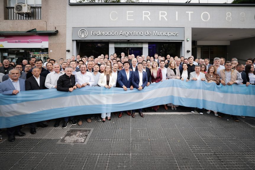 Kicillof bancó a intendentes y dijo que “el Gobierno se desentiende de sus obligaciones”