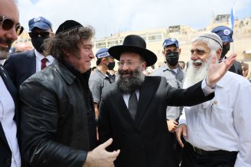 El presidente y el gobernador se fueron del país, pero no de la campaña