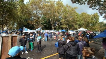 Prestadores de Servicios, PAMI y SIVARA realizaron protestas frente el Municipio