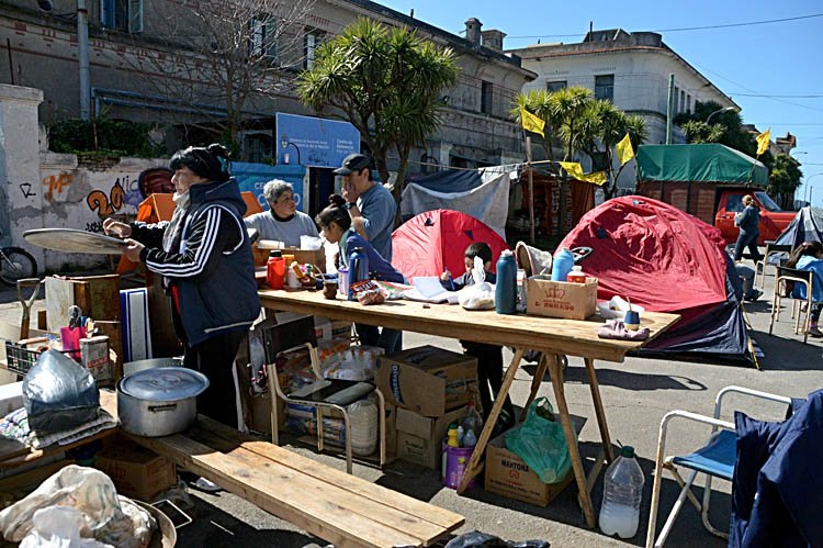 Piden trabajo y les ofrecieron 200 bolsas de comida para que levanten el acampe
