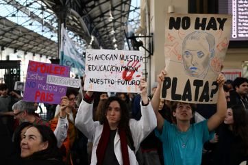 Bailes, pancartas irónicas y un “velorio” tiñeron de color la protesta