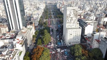 Marcha por la salud: una multitud movilizó a Plaza de Mayo en reclamo por fondos