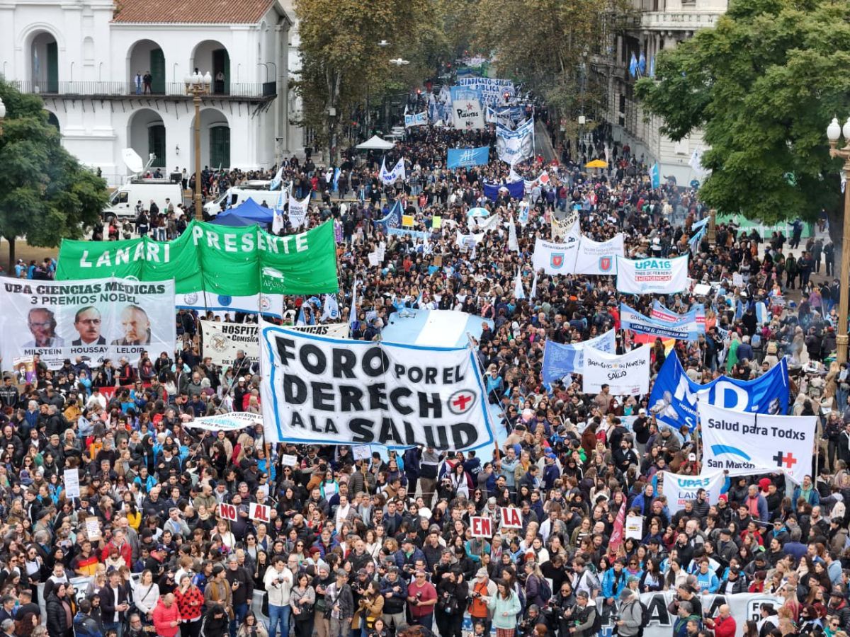 Marcha por la salud: una multitud movilizó a Plaza de Mayo en reclamo por fondos