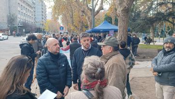 Tras el acto patrio, La Libertad Avanza realizó su “Cabildo Abierto” frente a la municipalidad