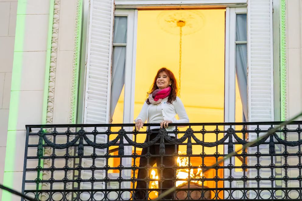 En el aniversario de su pena de prisión, Cristina salió al balcón a saludar
