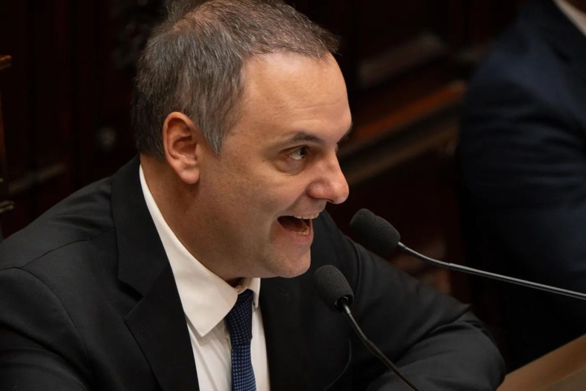 Adorni se adelanta al Mundial para presentar su declaración jurada