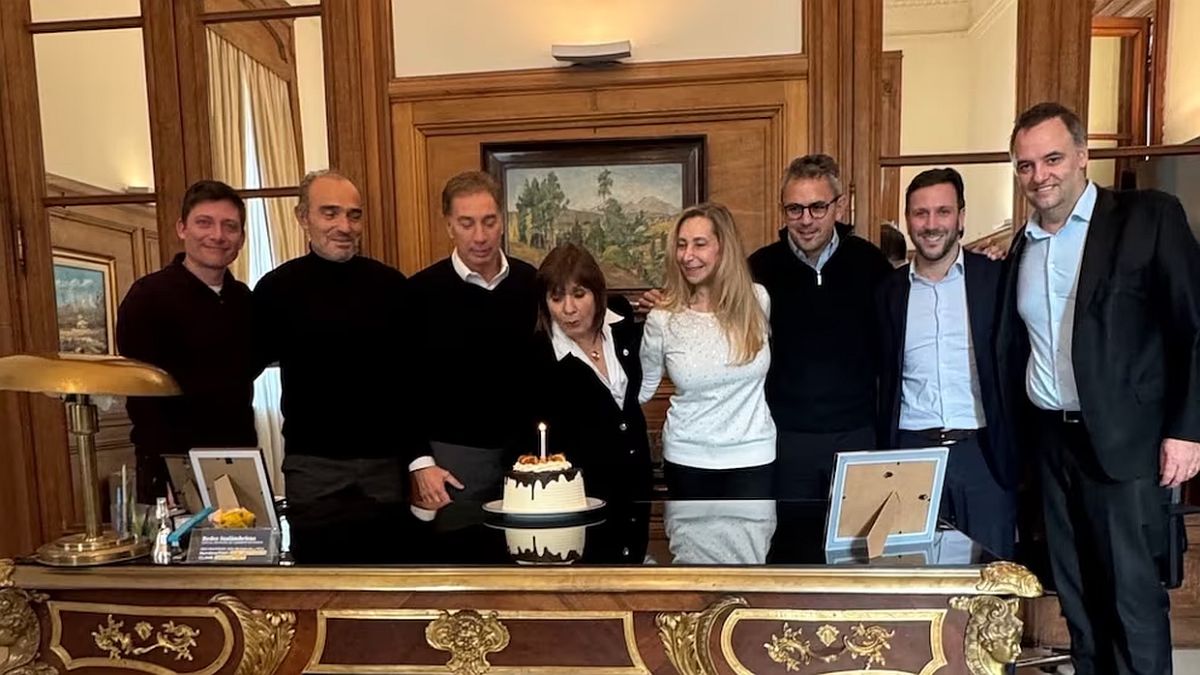 Foto de unidad en el gobierno con saludo de cumple para Patricia