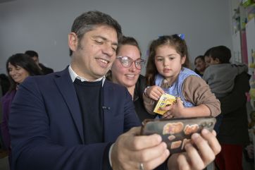 Kicillof y una dura chicana por el caso Adorni: “Estoy buscando un pendrive para la Provincia”